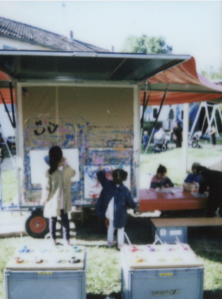 Polaroid Foto von Kindern an einer Zeichenwand am Kunst-Koffer Mobil